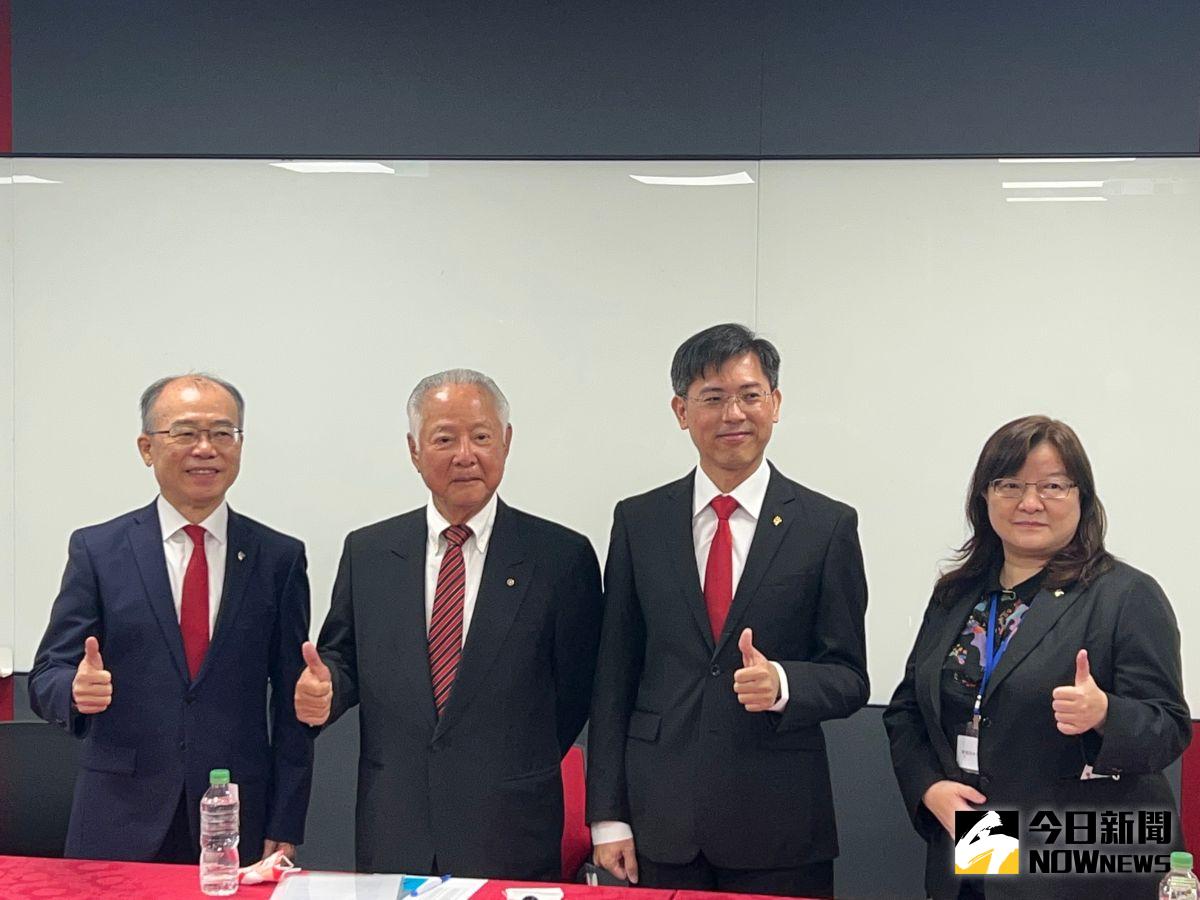 ▲三商美邦人壽創辦人翁肇喜（左二）回鍋出任董事長，今（13）出席內湖企業總部啟用典禮，並在會後與經營團隊共同合影。（圖／記者顏真真攝）