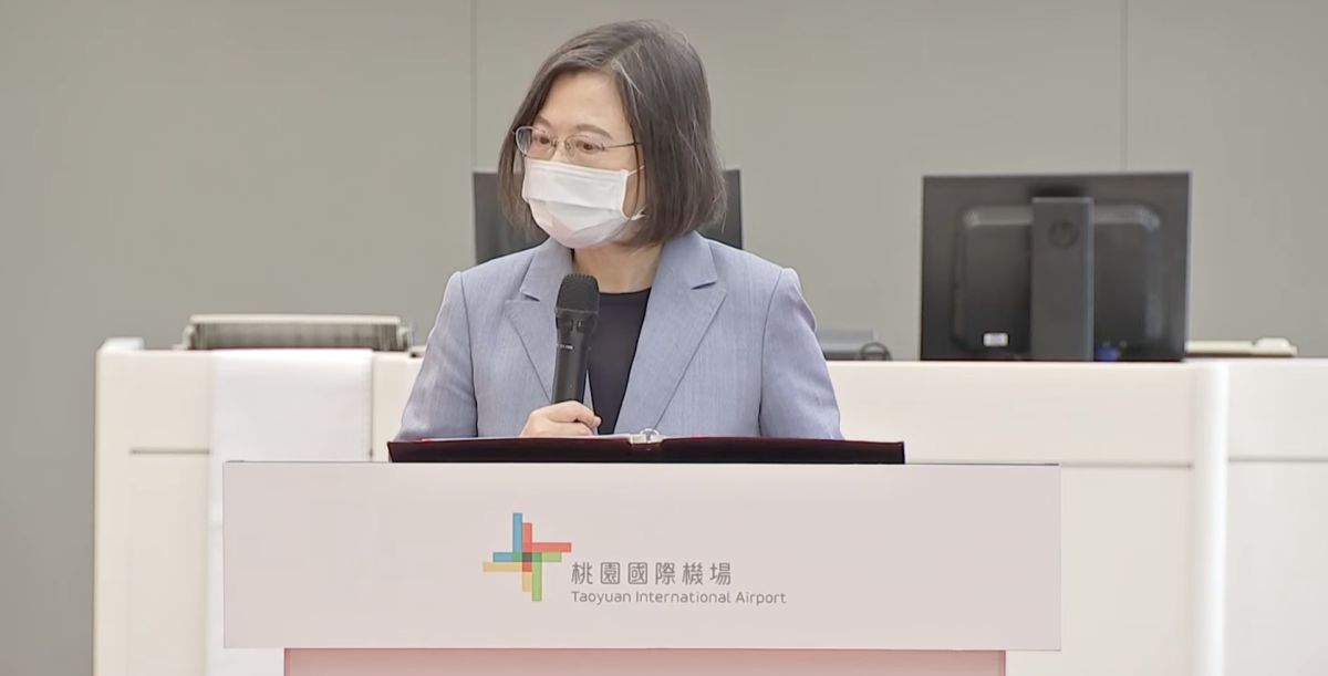 ▲蔡英文今日赴桃機視察，致詞時向國際喊話「台灣準備好了，歡迎光臨」。（圖／翻攝自SNG聯誼會）