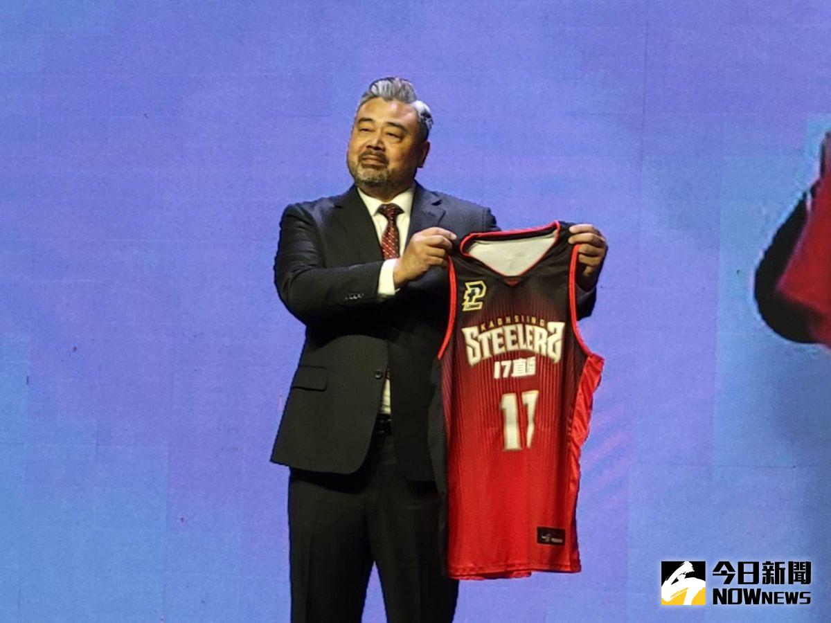 ▲高雄鋼鐵人在記者會上正式宣布亞洲最大直播平台「17直播」在新賽季將冠名贊助合作，以「高雄17直播鋼鐵人」嶄新隊名在P.LEAGUE+聯盟出賽。（圖／黃建霖攝）