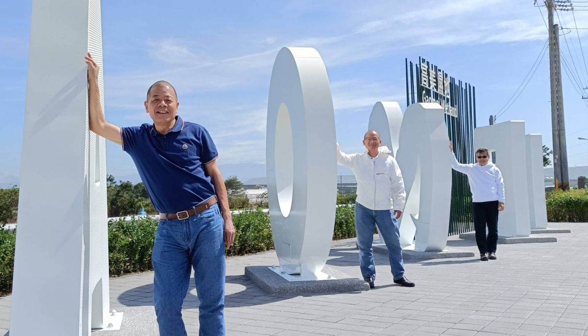 ▲濱海橋重建完工，台中市議長張清照(中者)、前議長張清堂(左1)與建設局長陳大田扮網美，入口的高美溼地景觀意象「打卡」(圖／張清照服務處提供2022.10.13)