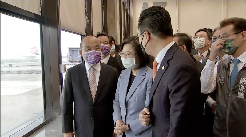 ▲邊境解封國門開，蔡英文今日在行政院長蘇貞昌等人陪同下赴桃機視察。（圖／翻攝自SNG聯誼會）