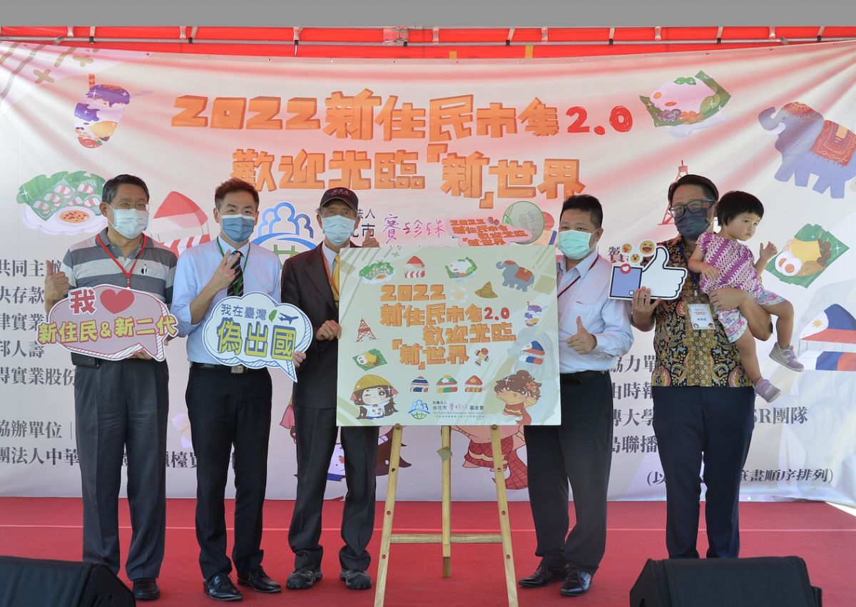 ▲左起賽珍珠基金會盧國城董事、銘傳大學傳播學院 陳柏宇 院長、賽珍珠基金會尤英夫董事長、賽珍珠基金會李三財董事、2016十大傑出青年 何景榮 教授上台合照，象徵「新」世界的到來。（圖／賽珍珠基金會）