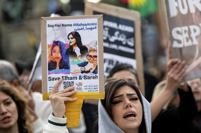 ▲伊朗去年因22歲庫德族女子艾米尼之死掀起全國性示威潮，當局今天對據稱在抗議活動中殺害一名安全部隊成員的2名男子執行絞刑，歐洲聯盟對此表示震驚，英國也同聲譴責。（圖／美聯社／達志影像）