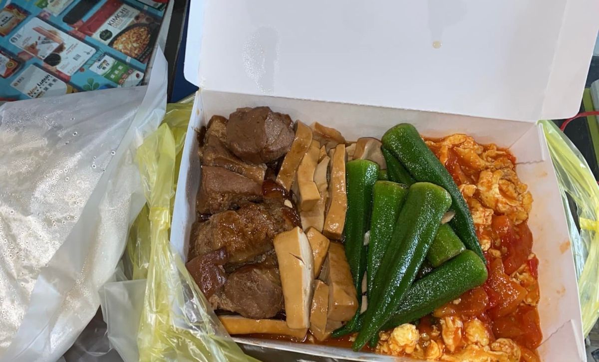 ▲有民眾到自助餐買了「1肉3菜」便當，店員開口收取150元。（圖／翻攝《爆廢公社》）