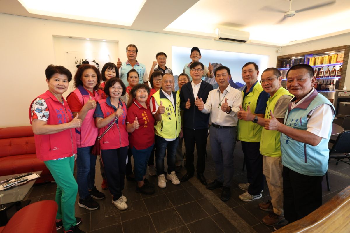 ▲高雄市里長主席聯誼總會總主席劉啟芳里長，在其所主辦的座談會，在座里長們紛紛感謝市長陳其邁兩年來對鳳山的建設，共同表態支持陳其邁連任。（圖／陳其邁再拚四年競選辦公室提供）