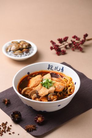 ▲段純貞老火鍋麻辣水煮魚麵，190元。（圖／王座國際餐飲提供）