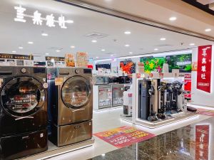 ▲18%的重磅回饋帶動高消費客群鎖定「國際精品」及「高端家電」品項入手,開出亮眼成績。(圖/義享時尚購物廣場提供) ▲18%的重磅回饋帶動高消費客群鎖定「國際精品」及「高端家電」品項入手,開出亮眼成績。(圖/義享時尚購物廣場提供)