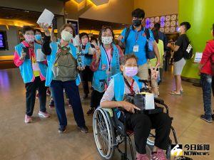 疫情悶太久 中市府攜手威秀影城招待阿公阿嬤看電影 ▲疫情悶太久,全成社會福利基金會春社關懷據點長輩相招出門看電影,各個掩不住興奮心情。(圖/記者金武鳳攝,2022.10.13)
