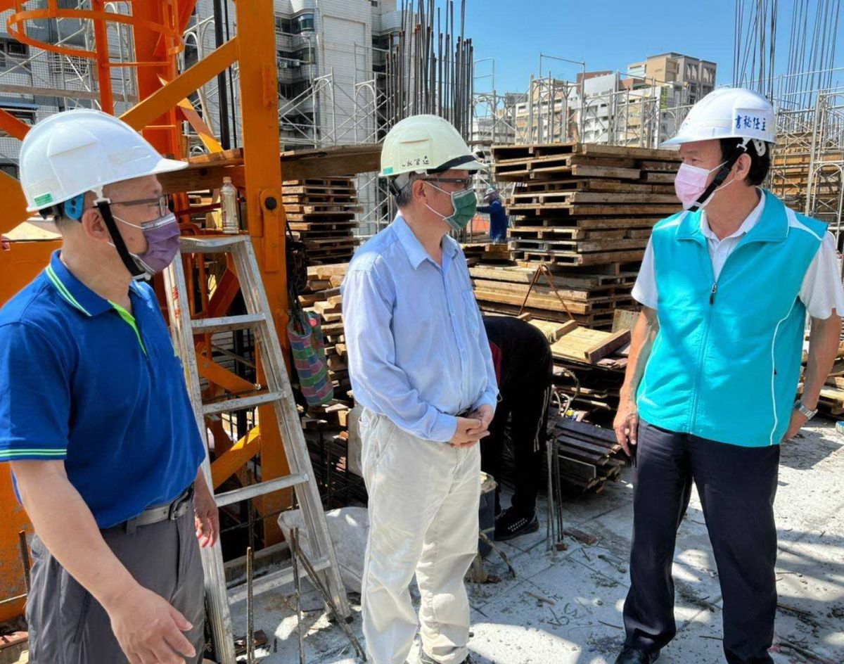 ▲高雄市政府勞工局針對高風險工地，進行密集檢查，以防止職業災害發生。(圖／記者黃守作攝，2022.10.13)