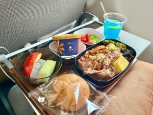 ▲吃到久違的飛機餐，讓機上乘客都相當懷念且興奮。（