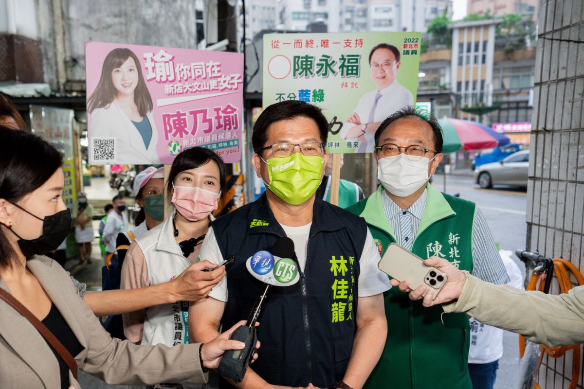 ▲林佳龍到新店區建國黃昏市場掃街拜票，受訪表示許多人都是失敗後再站起來，應該給予鼓勵，才是正面的教育態度。（圖 ／林佳龍競選辦公室提供）