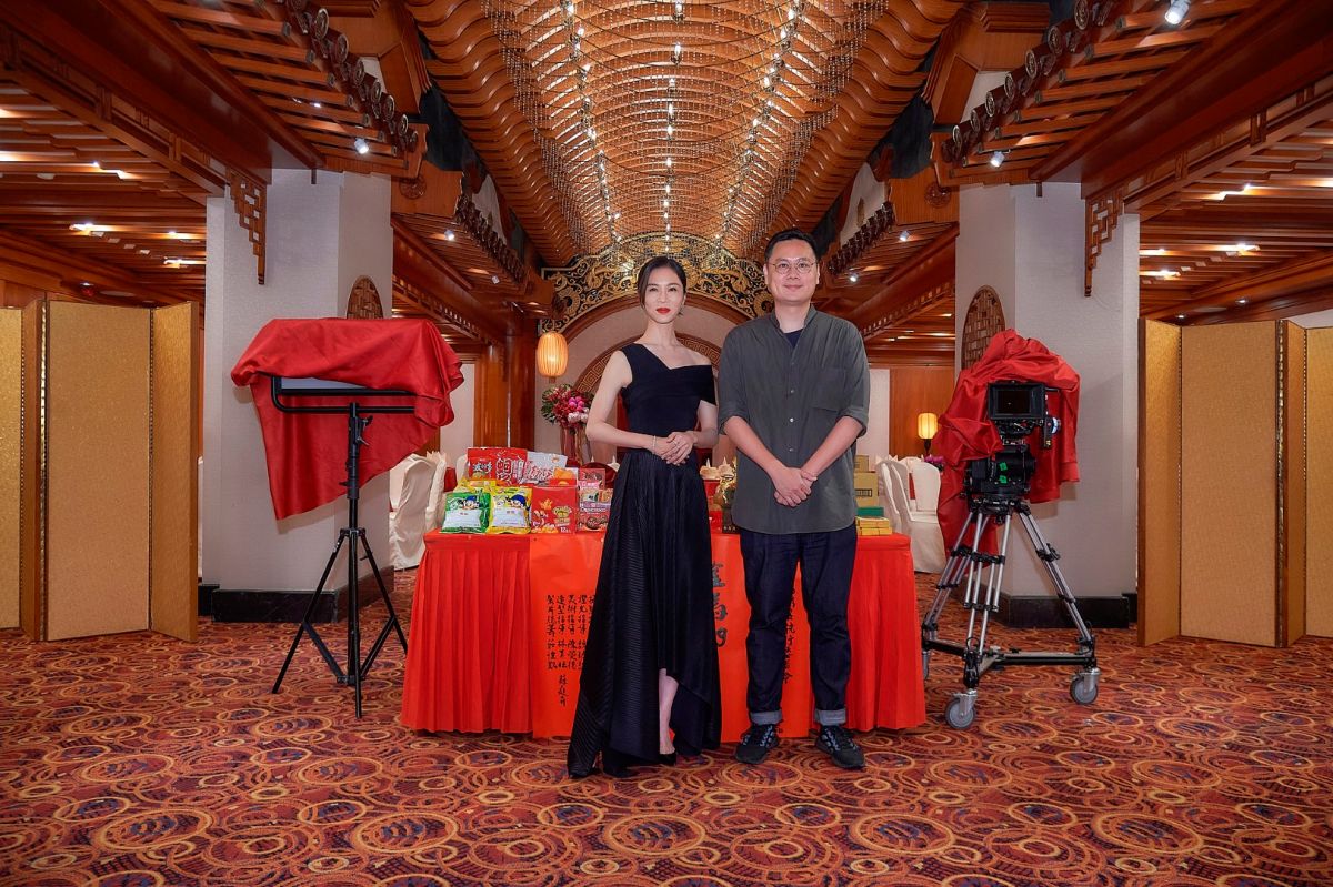 ▲金馬獎頒獎典禮主持人謝盈萱（中）與《孤味》導演許承傑攜手拍攝典禮開場影片。（圖／金馬執委會）