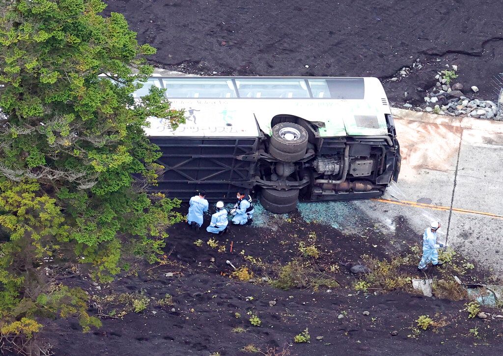 ▲日本靜岡縣小山町發生嚴重交通事故，1輛觀光巴士在縣道翻覆。（圖／美聯社／達志影像）