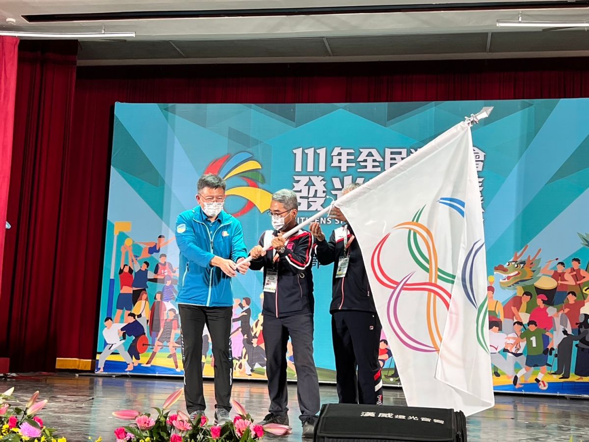 ▲體育署林哲宏副署長（左1）交接全民運動會會旗予屏東縣邱黃肇崇秘書長。體育署提供