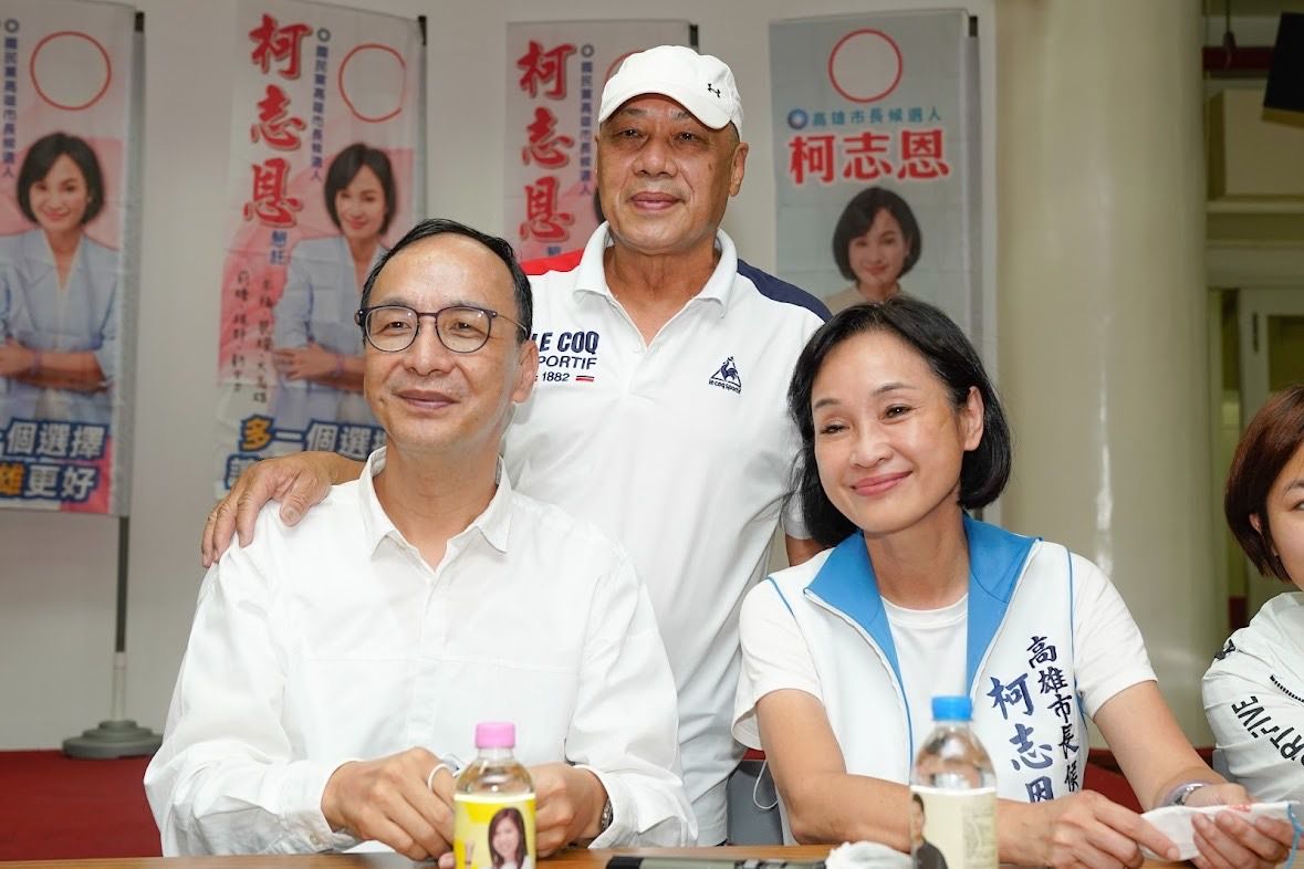 ▲高雄里長主席聯誼會總主席劉啟芳（後），今（13）日與國民黨高雄市長參選人柯志恩、朱立倫主席共同出席鳳山區里長座談會。（圖／柯志恩競辦提供）