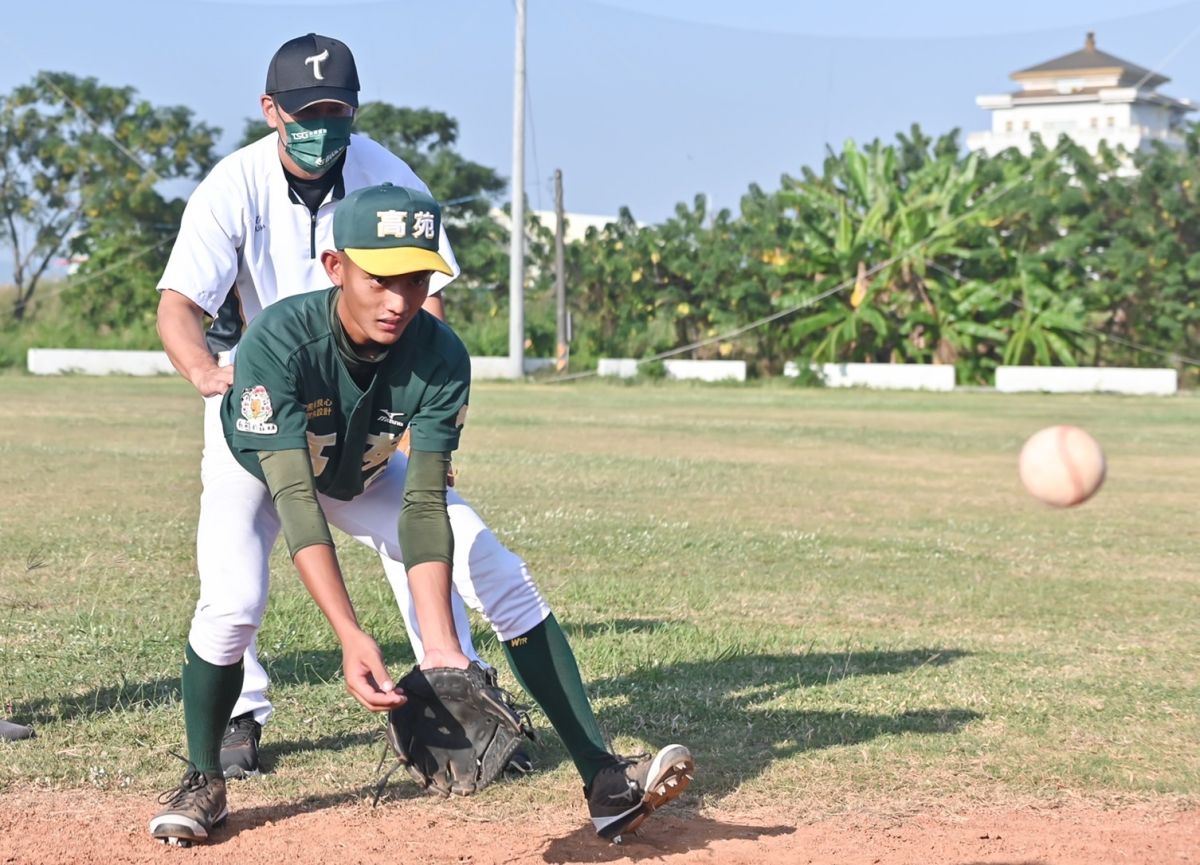 ▲台鋼雄鷹井端弘和教練親自指導。（台鋼提供）