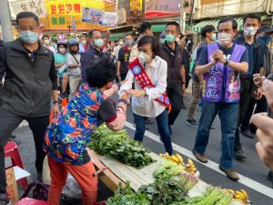 ▲馬英九陪同永康區議員候選人林燕祝前往自強黃昏市場拜票（圖／記者張振興攝，2022.10.13）