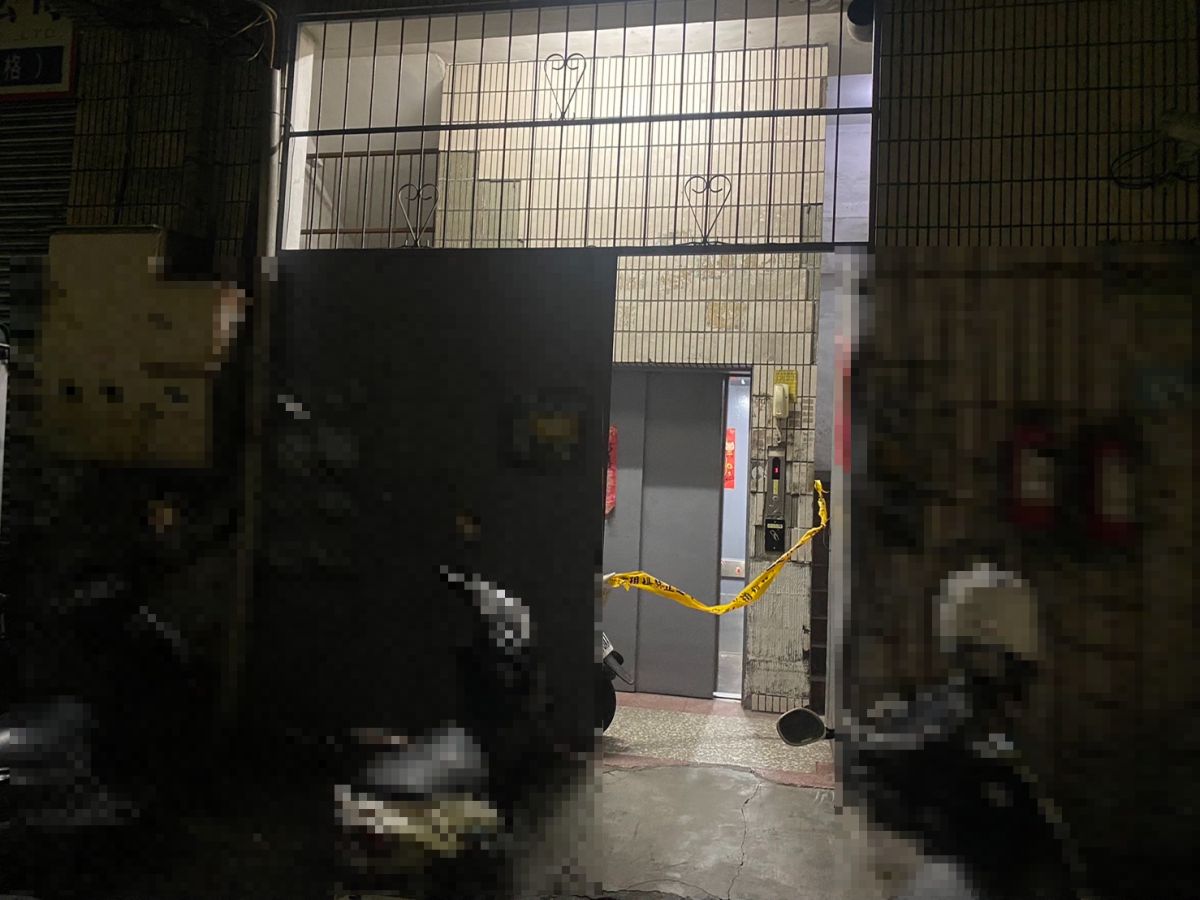 ▲新北市新莊今（13）晚驚傳命案，一名59歲的男子被發現陳屍在化成路的一處出租套房，腹部多處穿刺傷。（圖／翻攝畫面）