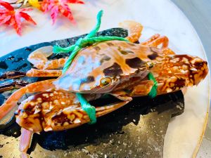 秋天吃螃蟹「萬里蟹」怎麼吃最對味?1篇看懂花蟹等7品種 ▲花蟹有著鮮艷的橘紅色斑紋,肉質結實鮮甜。(圖/記者蕭涵云攝)