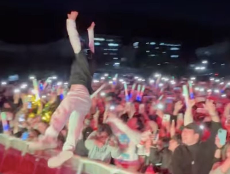 ▲韓國饒舌歌手UNEDUCATED KID日前受邀演出，結果助跑躍進觀眾群，沒想到觀眾卻完全沒有接好，直接讓他摔地。（圖/UNEDUCATED KID IG）