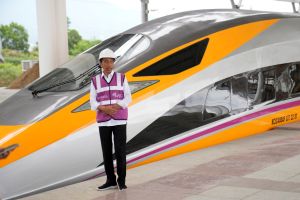 ▲印尼總統佐科威，13日視察雅萬高鐵位於萬隆市德卡魯爾的新建車站。（圖／美聯社／達志影像）