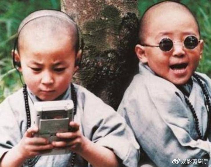 ▲▼釋小龍（上圖左、下圖）當年飾演武功高強的小和尚，與郝劭文的組合是許多6、7年級生童年記憶。（圖／翻攝自微博）