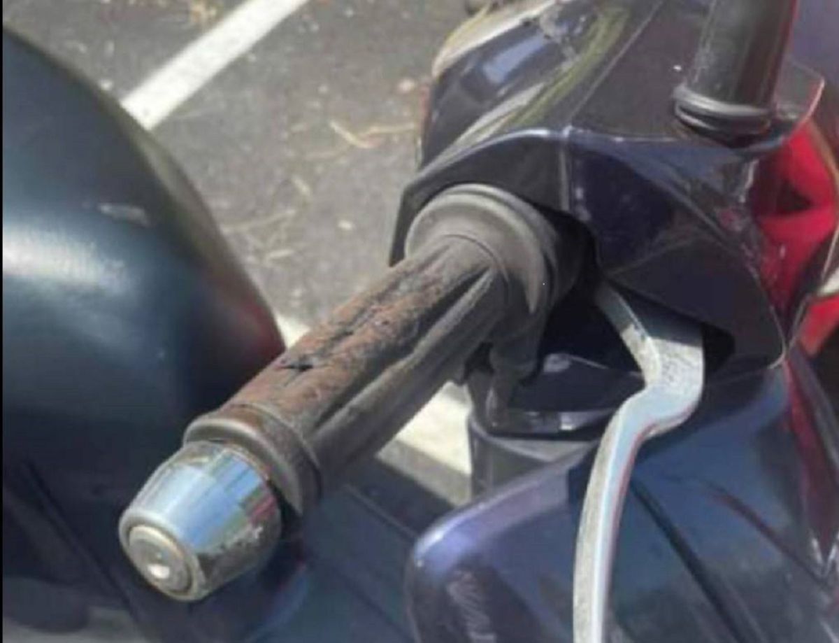 ▲黃姓騎士將機車停放於左營區明德國小附近發現機車手把和坐墊被人抹上大便。（圖／截自爆料公社）