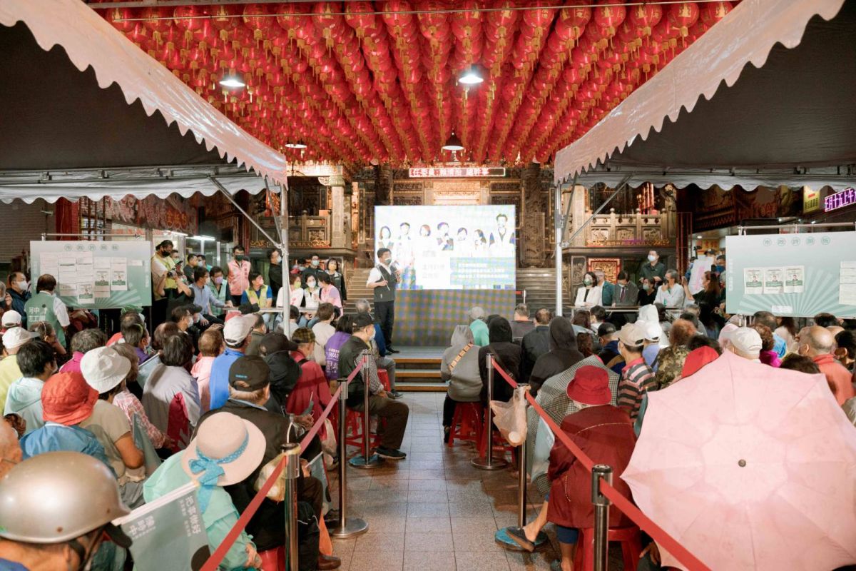 ▲陳時中昨日於北投福星宮舉行第一場「阿中廟口開講」活動，人潮聚集、受到好評。（圖／陳時中辦公室提供）