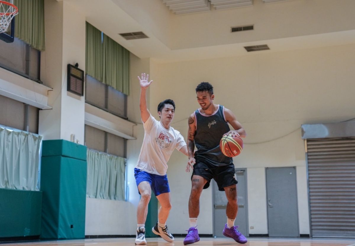 ▲球給彭尊 SPootd邀請蔣萬安上Youtube節目PK，除了大談籃球經，現場也來了一局2對2友誼賽。（圖／蔣萬安辦公室提供）