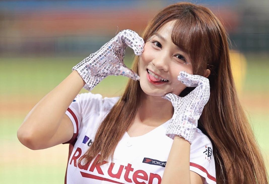 ▲中職樂天桃猿啦啦隊成員「邱紫庭」是文化大學新聞系系花，近日她在雨中熱舞，跳到一半辣脫褲子，讓全場粉絲嗨翻。（圖／翻攝自邱紫庭臉書）