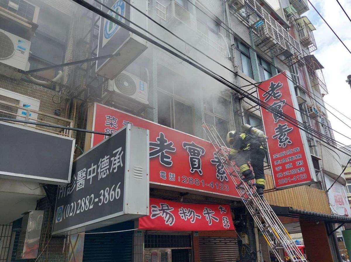 ▲台北市士林區大南路一處民宅，今（14）日早上發生火警，警消人員自火場救出一位60歲男子，當時已經沒有呼吸心跳，送醫急救中。（圖／翻攝畫面）