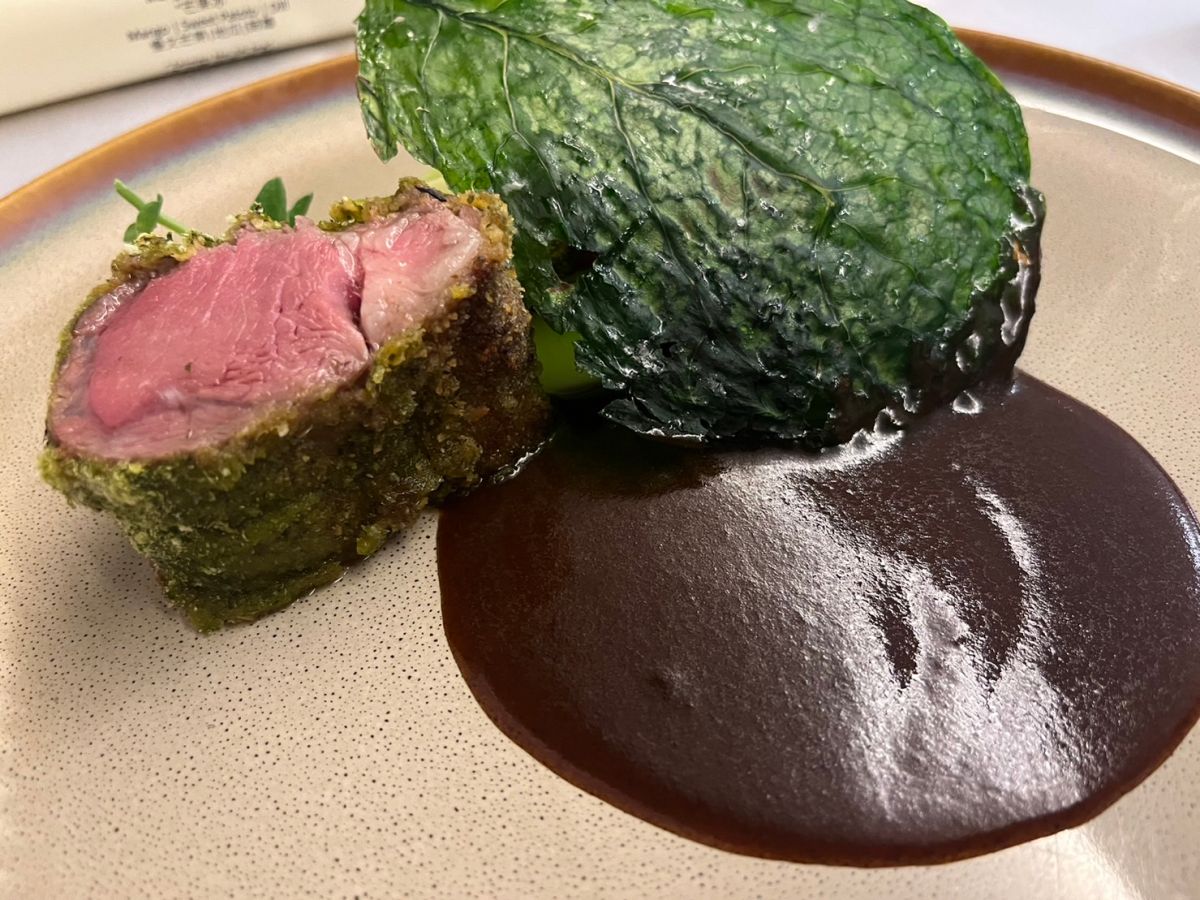 ▲慕軒飯店GUSTOSO推出主菜「普羅旺斯」法式烤羊排，撒上糖粒搭配酥脆的芥蘭葉。（圖／記者鍾怡婷攝）