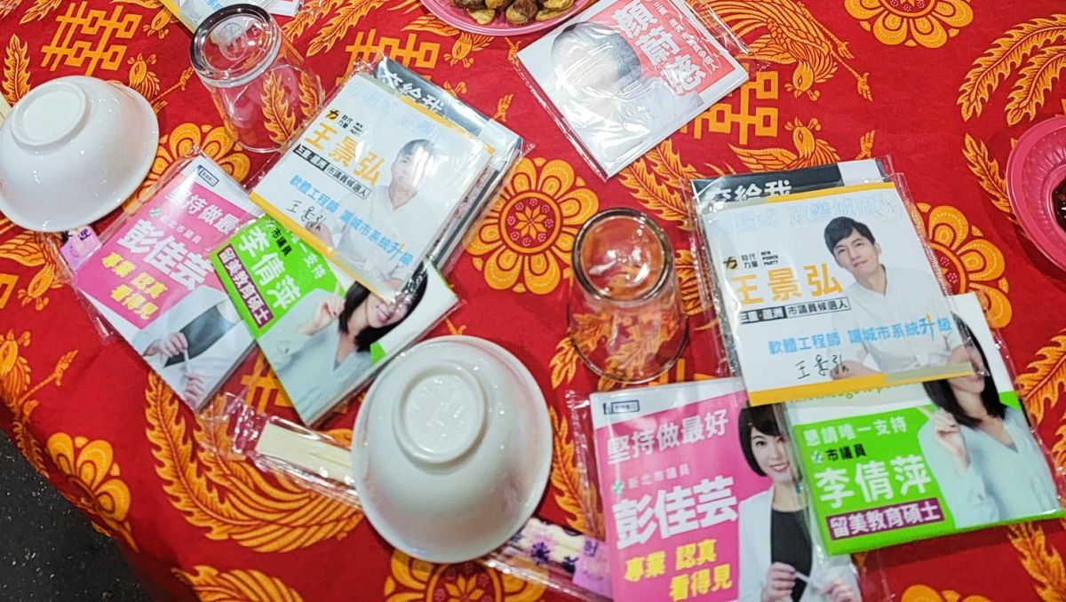 ▲面紙是候選人必備的競選小物，雖然了無新意，但根據網路調查指出，面紙是最受選民歡迎的小物之一。（圖／王景弘提供）