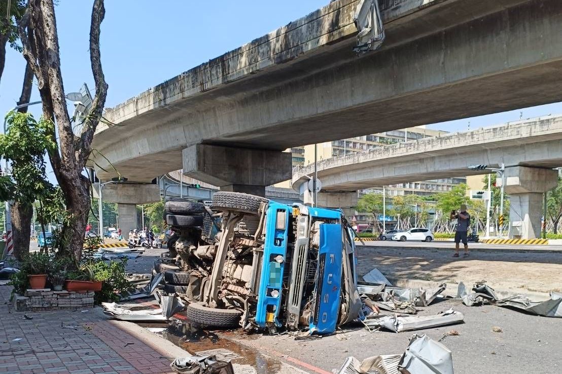 ▲高雄市鼓山區今（14）日上午發生嚴重車禍，一輛水泥車從高架橋上墜落，駕駛當場失去呼吸心跳，附近還有2位路人遭受波及受傷。（圖／翻攝自記者爆料網）