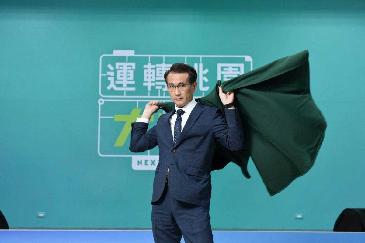 ▲民進黨桃園市長參選人鄭運鵬身著自己的募款小物「好運篷」現身，帥翻眾人。（圖／鄭運鵬辦公室提供）