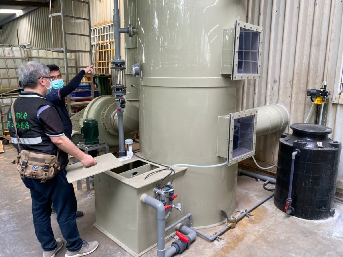 ▲台中環檢警等單位，查獲帷幕牆烤漆廠未有效收集處理製程廢氣及屢次蓄意短報空污費情形，追繳業者逃漏繳空污防制費6150餘萬元(圖／環保局提供2022.10.14)