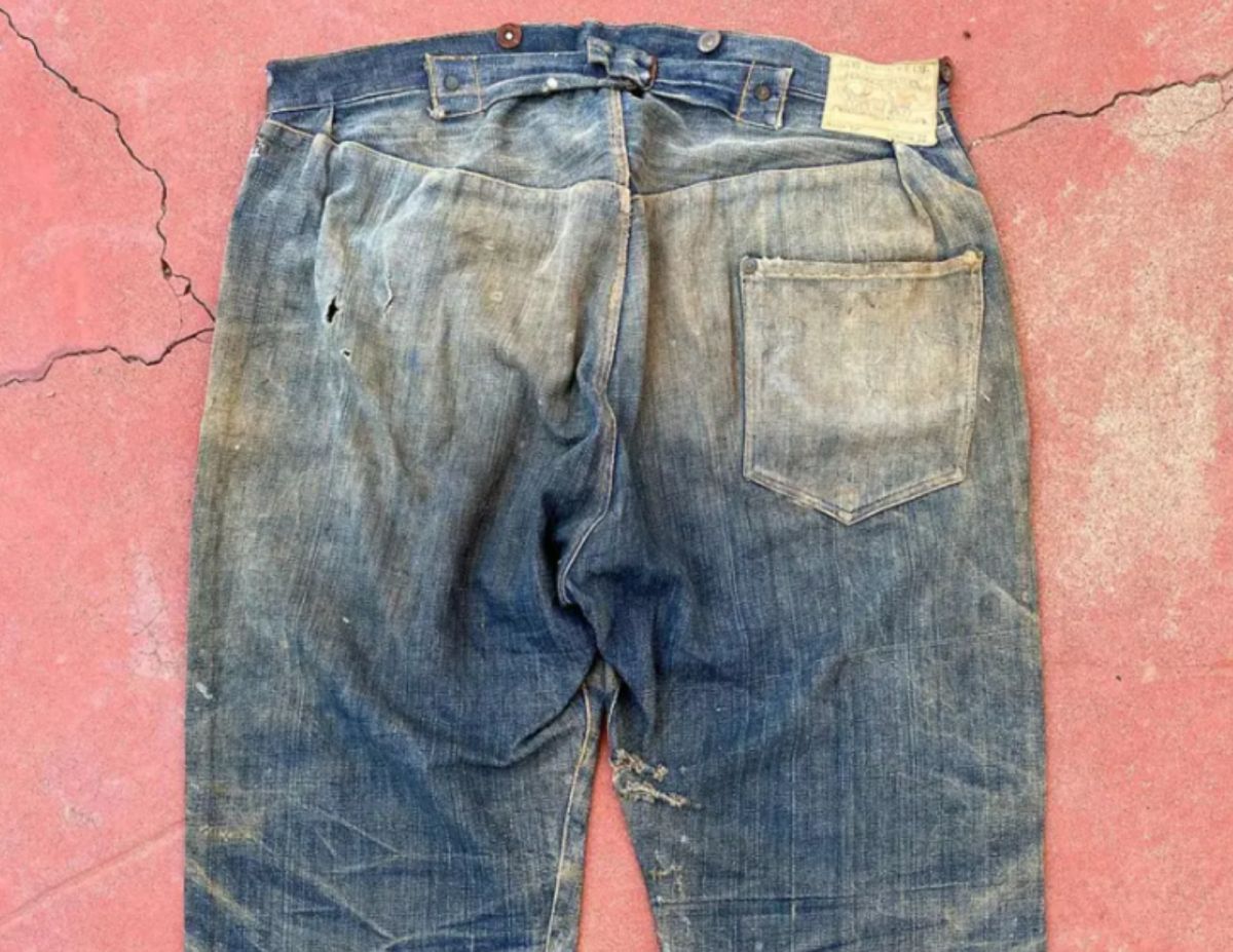 ▲1條據稱產於1880年代的古董牛仔褲，近日在美國以台幣200多萬的價格拍賣。（圖／翻攝自紐約郵報）