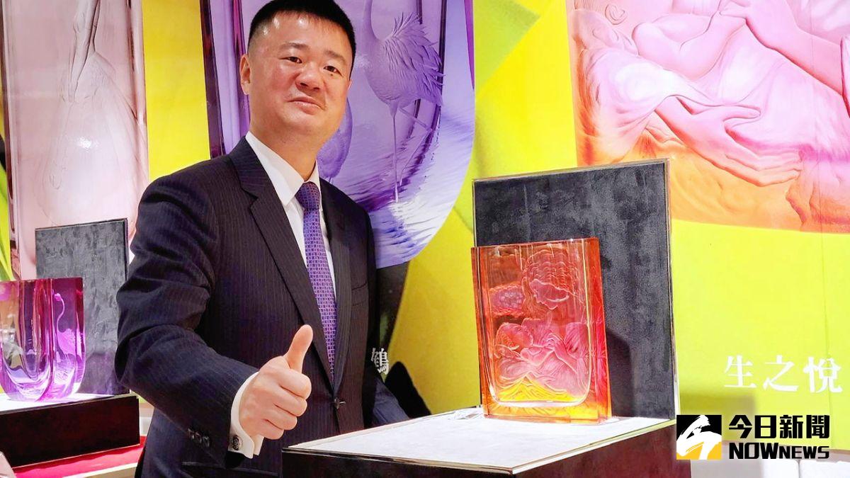 ▲全球限量8件的雷瑟大師《生之悅》作品，以藝術與文學騎士勳章的深刻功力，雕琢了母子情深對望的溫馨，單價近600萬元。（圖／記者陳美嘉攝，2022.10.13）