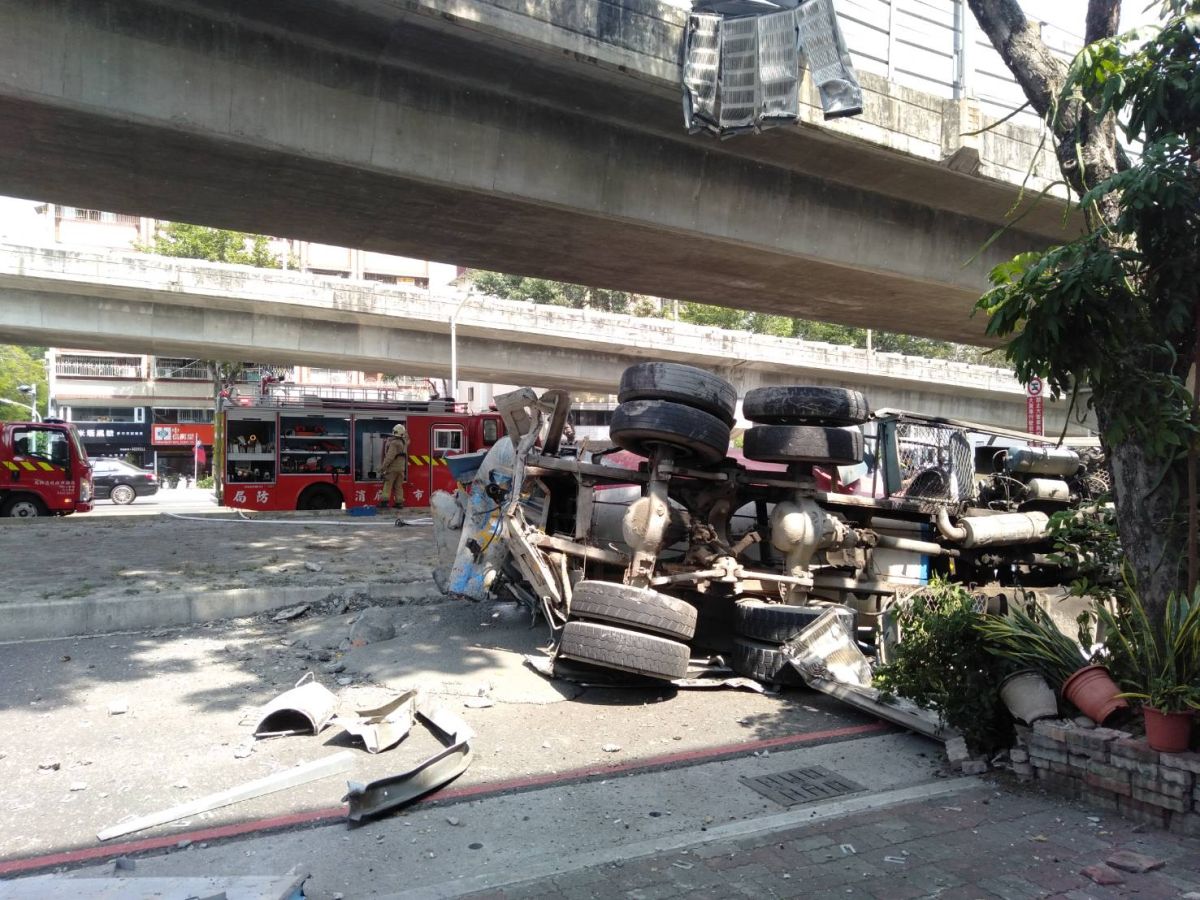 ▲高雄市一輛水泥預拌車行經高雄中華路高架橋時，疑似過彎減速不及造成整部車衝破護欄從空中墜落地面，駕駛送醫不治。（圖／鼓山分局提供）