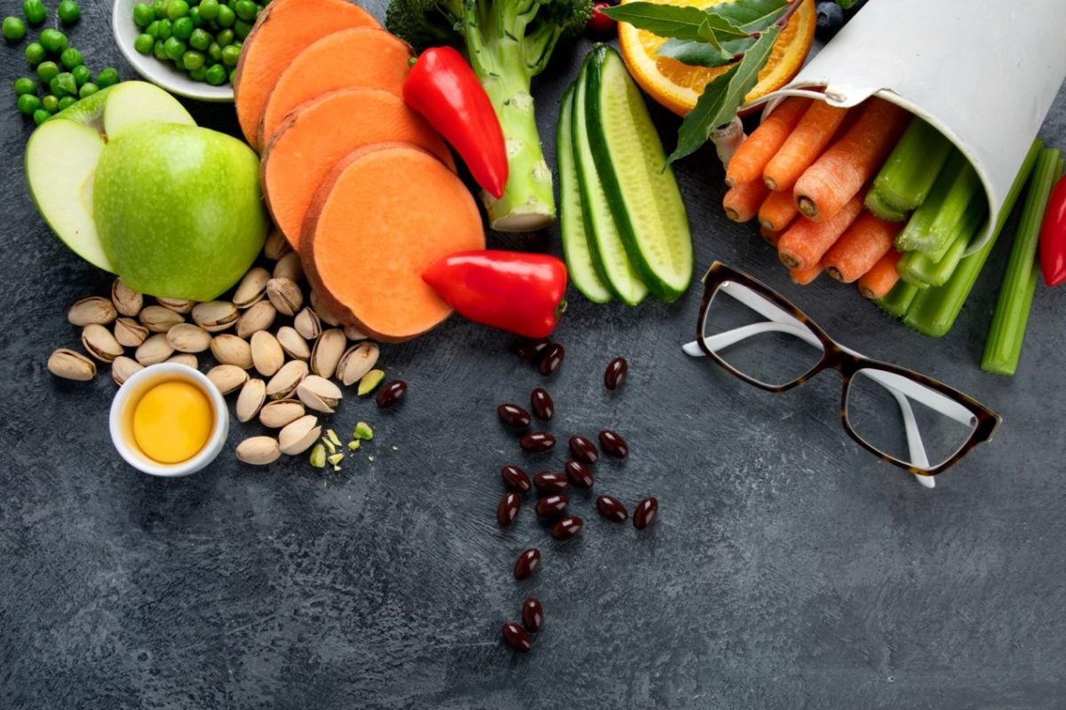 ▲智慧型手機普及、影音串流平台興起，在人手一機的科技化時代，保養晶亮的需求也隨之增加。（圖／Shutterstock）