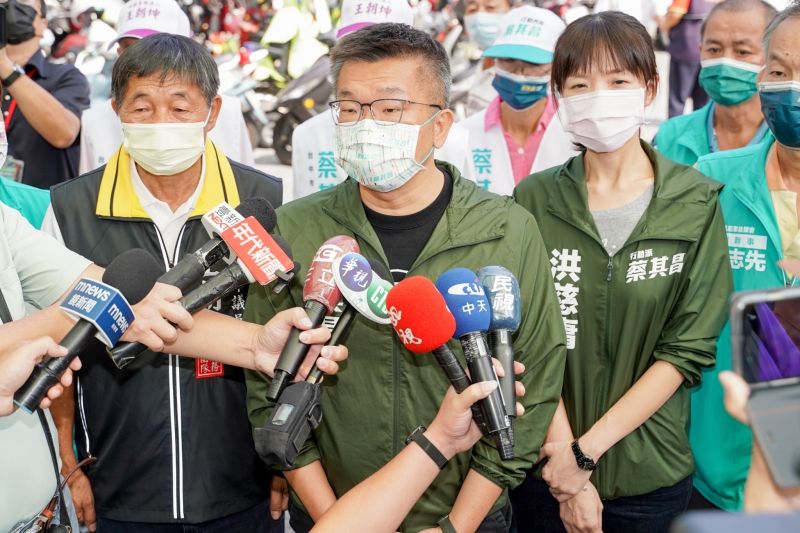 ▲王朝坤競選總部成立當天，陪蔡其昌一起受訪。（圖／蔡其昌競總提供，2022.10.14）