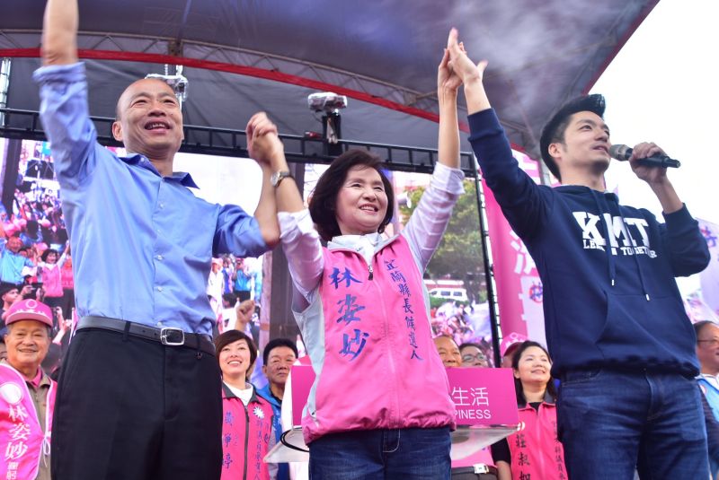 ▲蔣萬安、韓國瑜曾同框幫林姿妙站台致詞,蔣萬安自稱「他們是高雄賣菜郎與台北少年郎」,兩人好交情不言而喻。(圖/翻攝林姿妙臉書)