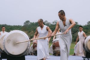 優人神鼓森林音樂會劇場、擊樂與靈修的融合 ▲優人神鼓森林音樂會將於11月12日登場,是一場劇場、擊樂與靈修的融合體驗。(圖/中友百貨提供)