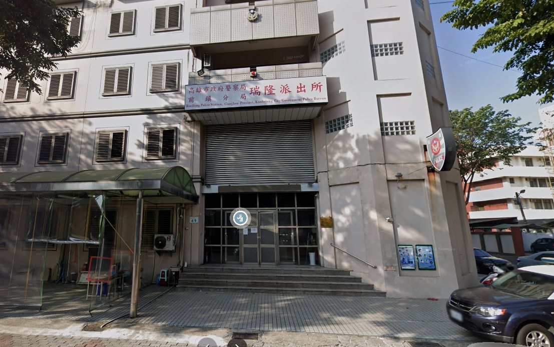 ▲一名許姓巡佐下班交槍時，未卸彈匣即拉滑套，導致擊發槍膛內的子彈。（圖／翻攝google地圖）