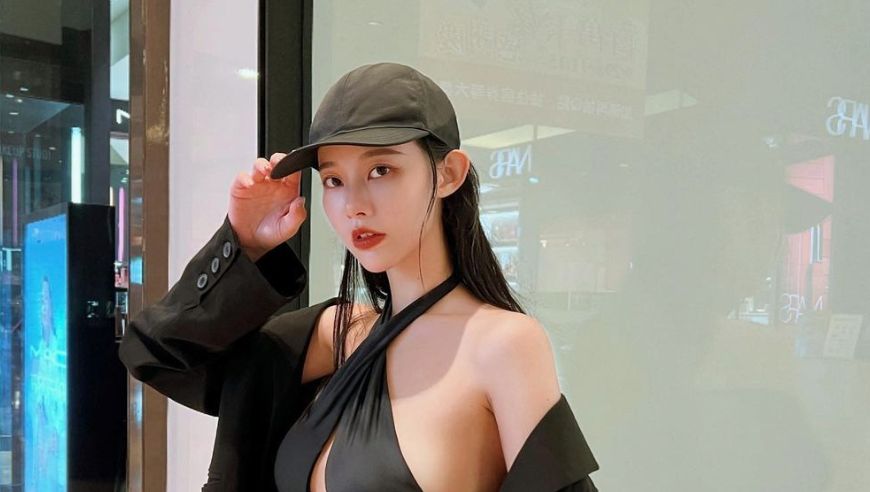 ▲「無名女神」張香香最近穿比基尼逛百貨公司，也讓網友直呼「太辣」、「回頭率超過100％」。（圖／翻攝自張香香IG）