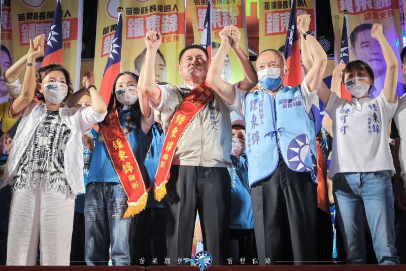 ▲苗栗縣長徐耀昌無懼黨紀多次替鍾東錦站台,更在台上老淚縱橫力挺到底。(圖/翻攝自鍾東錦臉書)
