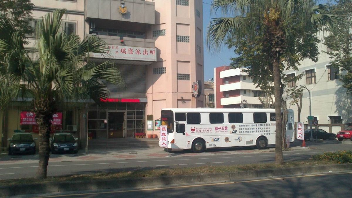 ▲高市警局前鎮警分局瑞隆派出所許姓巡佐，今天執行巡邏勤務交接清槍時，因為卸下彈夾，不慎擊發，所幸無人傷亡。(圖／截自瑞隆派出所臉書)