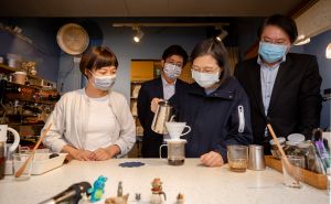 蔡英文於仁愛市場內的多好咖啡自沖咖啡,林右昌與蔡適應在一旁觀看。 ▲基隆市8年改變有目共睹,蔡英文日前才造訪仁愛市場知名攤位,並體驗手沖咖啡,林右昌與蔡適應也一同出席。(圖/總統府提供)