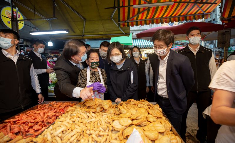 ▲蔡英文造訪仁愛市場知名攤位，林右昌與蔡適應向其介紹基隆小吃。（圖／總統府提供）