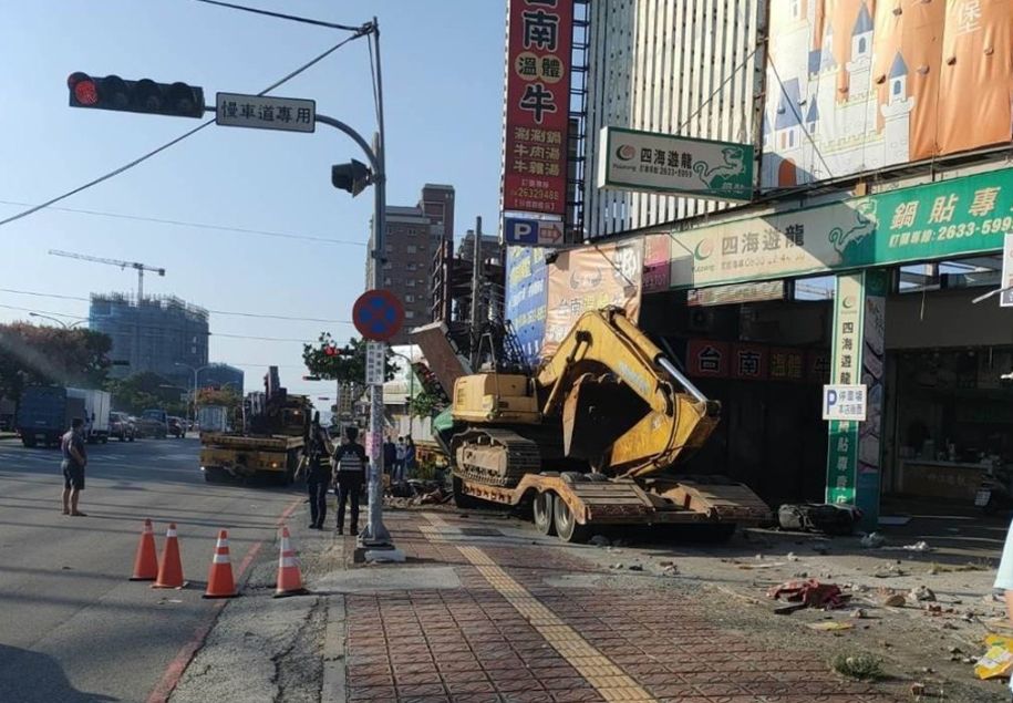 ▲鄧姓男子駕駛聯結車，在下坡路段失控，高速撞上前方2輛轎車後，又一路撞斷公車站牌、號誌桿，最終卡在一間檳榔攤。（圖／翻攝畫面）